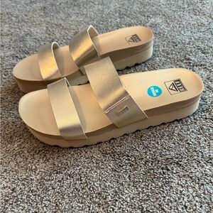 Reef Women's Cushion Vista Hi Platform Fashion Sandal